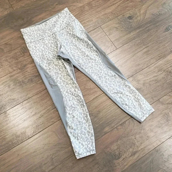 Old Navy Active Wear Gray Camo Elevate Leggings Size Medium - Picture 3 of 8